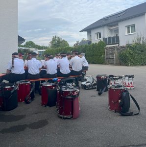 An einem schattigen Platz im Hof von E.P. Elektro-Projekt machen die Realschultrommler Weingarten während des Welfenfestes eine Pause und erfrischen sich mit gekühlten Getränken
